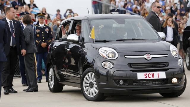 L’auto di Papa Francesco è all’asta. Ecco quanto costa la 500 L più ricercata del mondo