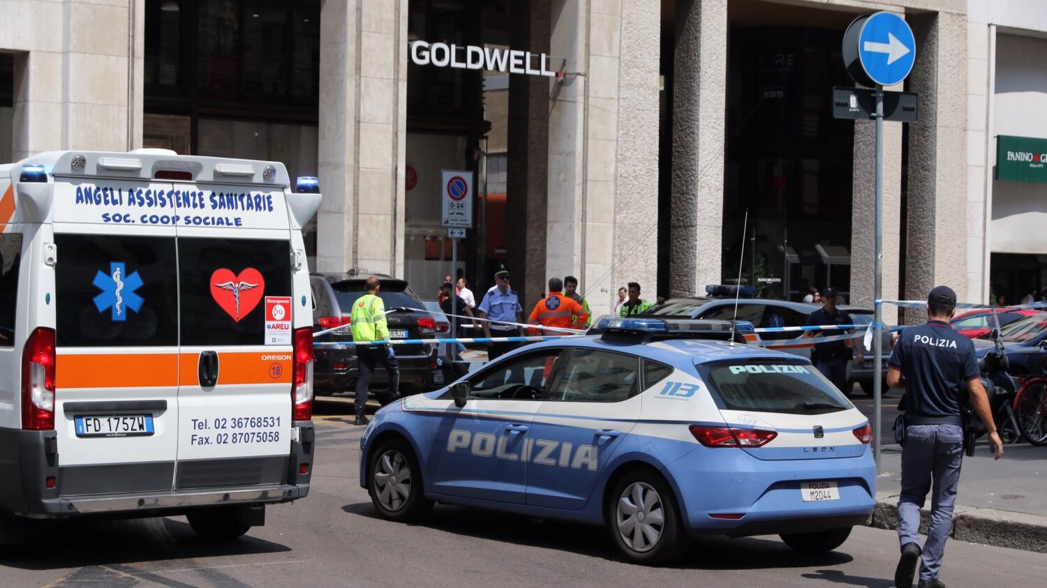 Tragedia al centro di Milano: ragazzo cade da palazzo e muore sul colpo in San Babila. C’è anche ipotesi suicidio