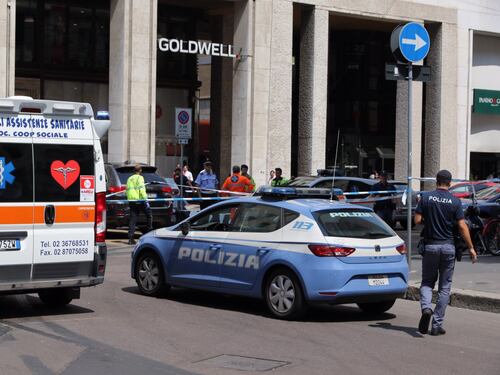 Tragedia al centro di Milano: ragazzo cade da palazzo e muore sul colpo in San Babila. C’è anche ipotesi suicidio