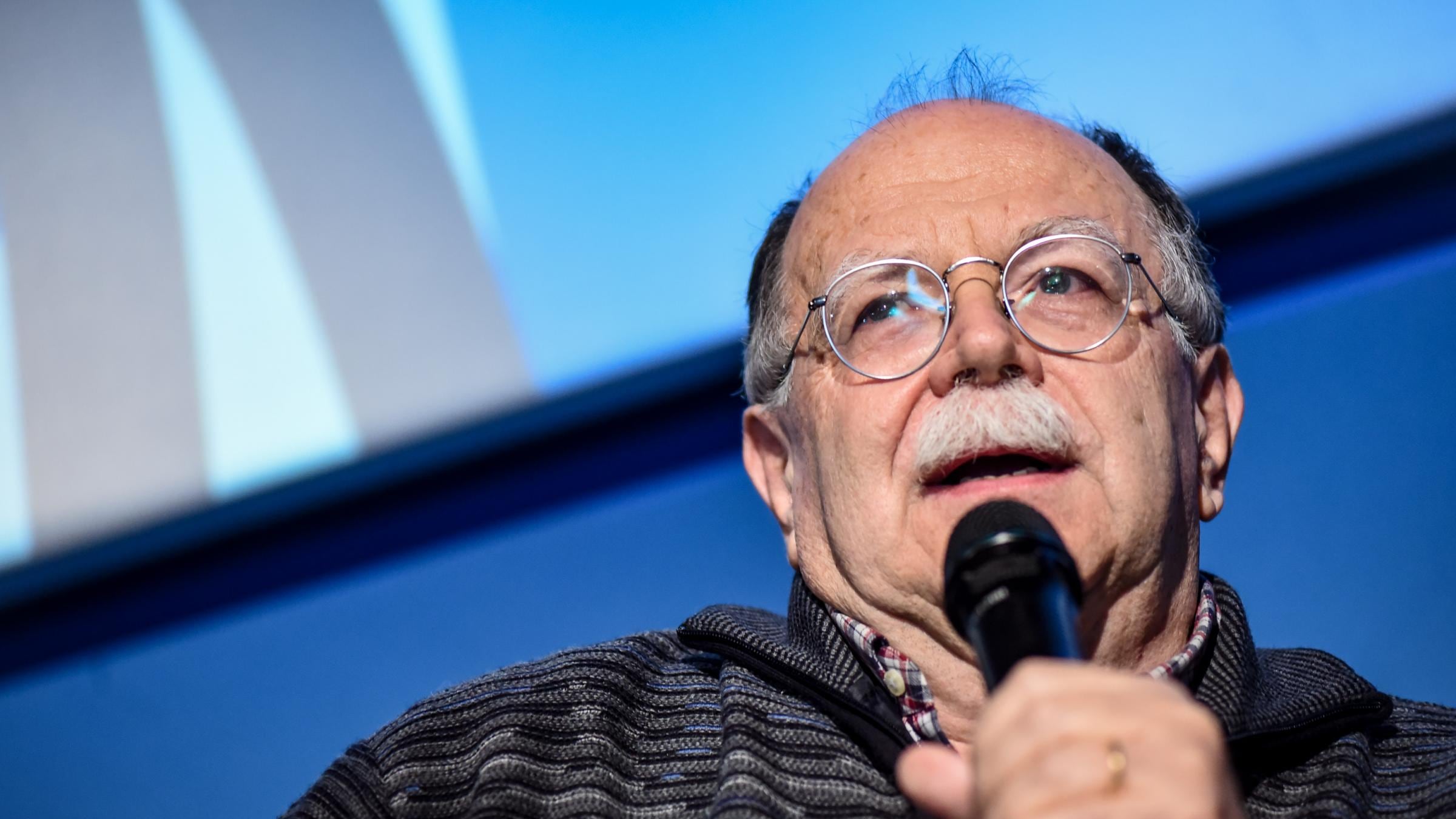 Walter Siti piccona la statua ducesca di Antonio Scurati