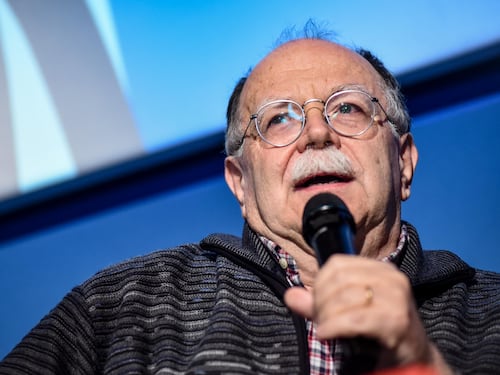 Walter Siti piccona la statua ducesca di Antonio Scurati