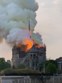 Notre Dame in fiamme: le foto del salvataggio 6