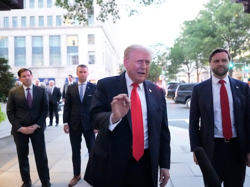 "L'Hitler dei nostri tempi". I pro-Pal attaccano Trump durante la cena a Washington