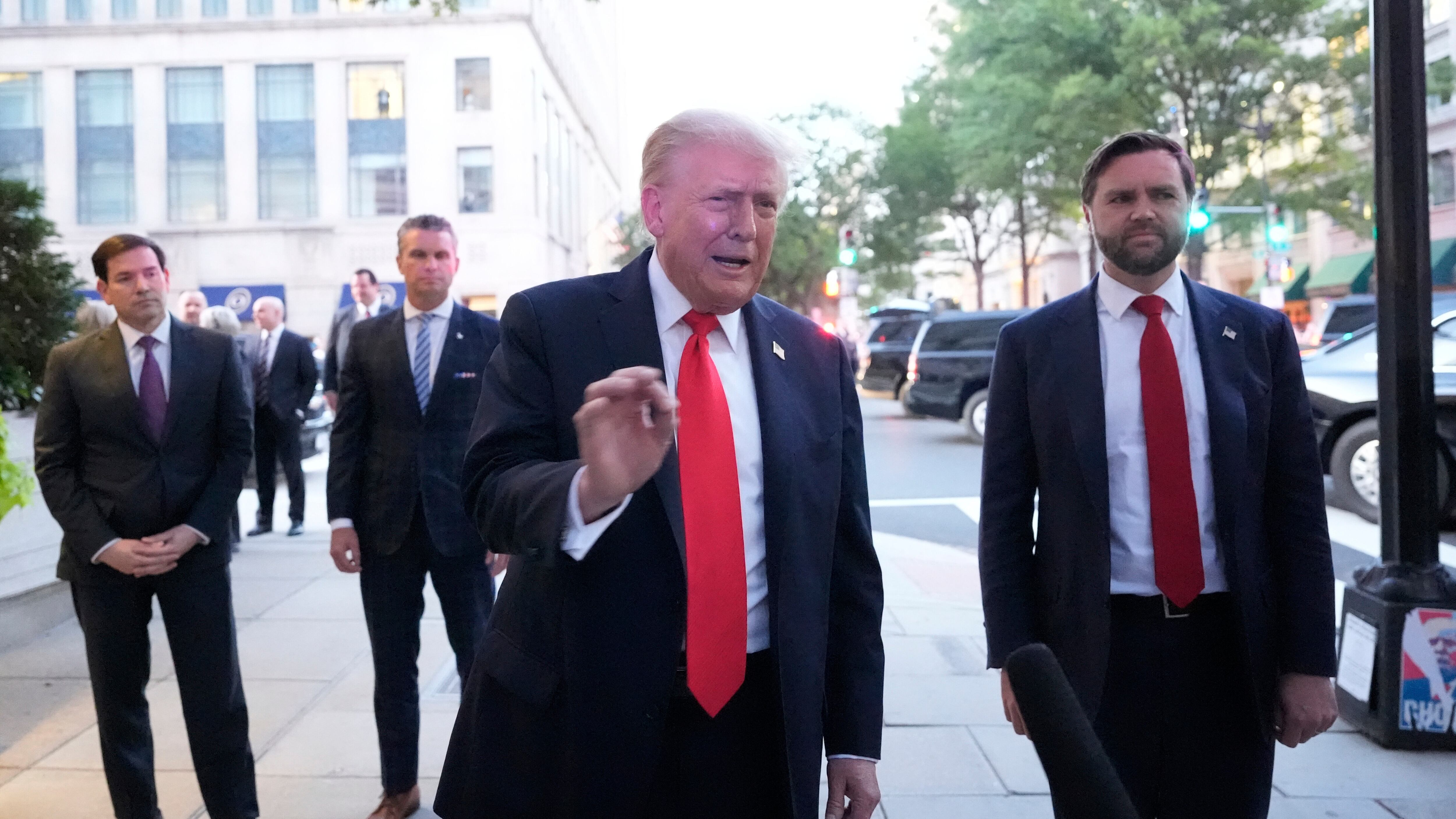 "L'Hitler dei nostri tempi". I pro-Pal attaccano Trump durante la cena a Washington