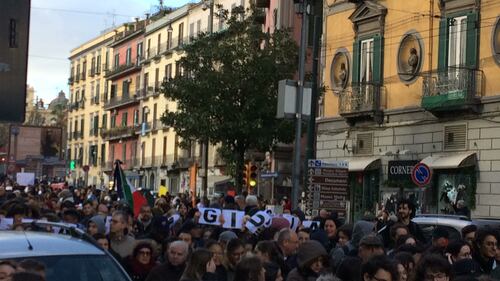 Napoli, 17enne accoltellato dal branco: il corteo per dire “no alla violenza” 3
