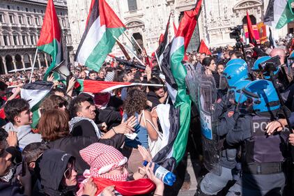 Il 25 aprile di Milano senza il Tricolore: "l'invasione" del vessillo palestinese per la Liberazione 2