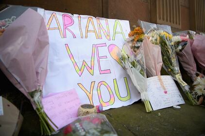 Attentato a Manchester, gli omaggi per le 22 vittime 4