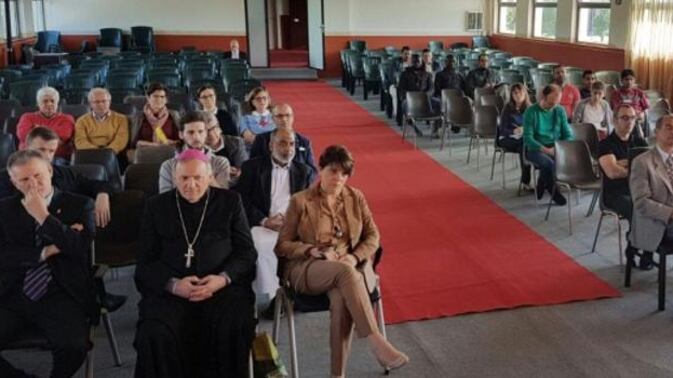 Invitano il vescovo per parlare di pace Ma non si presentano