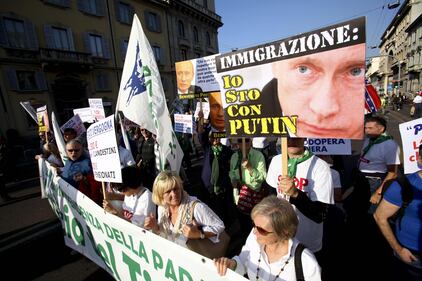 La Lega contro l'immigrazione: "Stop invasione" 16