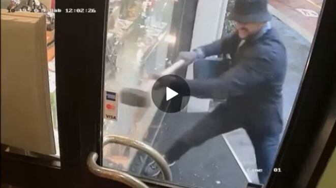 Rapina in pieno centro a Milano. Fracassano il vetro e rubato due Rolex