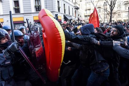 Scontri alla manifestazione antifascista a Milano 17