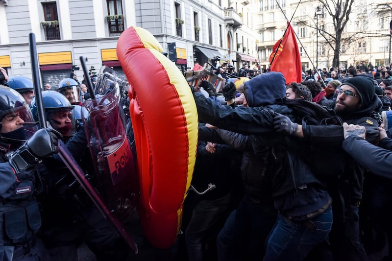 Scontri alla manifestazione antifascista a Milano 17