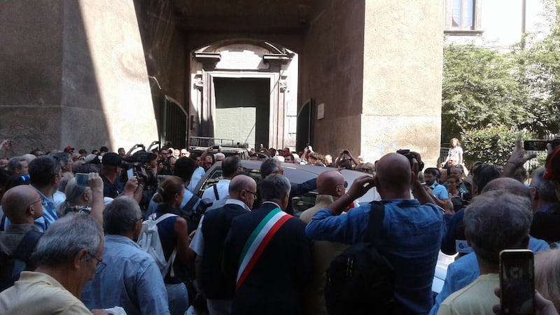 Napoli, l'ultimo commosso saluto a Luciano De Crescenzo 2