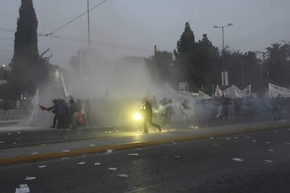 Grecia, scontri davanti al parlamento 6