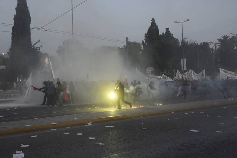 Grecia, scontri davanti al parlamento 6