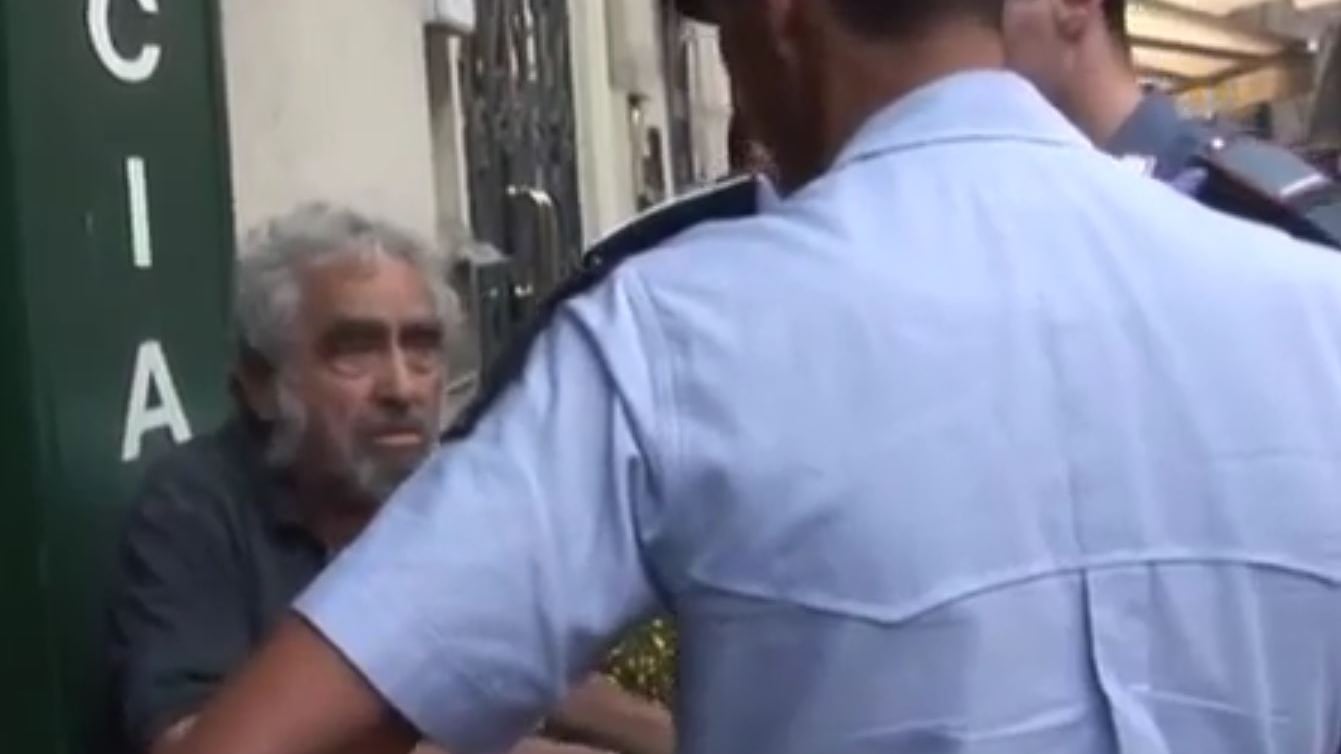 Anziano di 81 anni protesta per una multa. Il giudice lo manda in galera