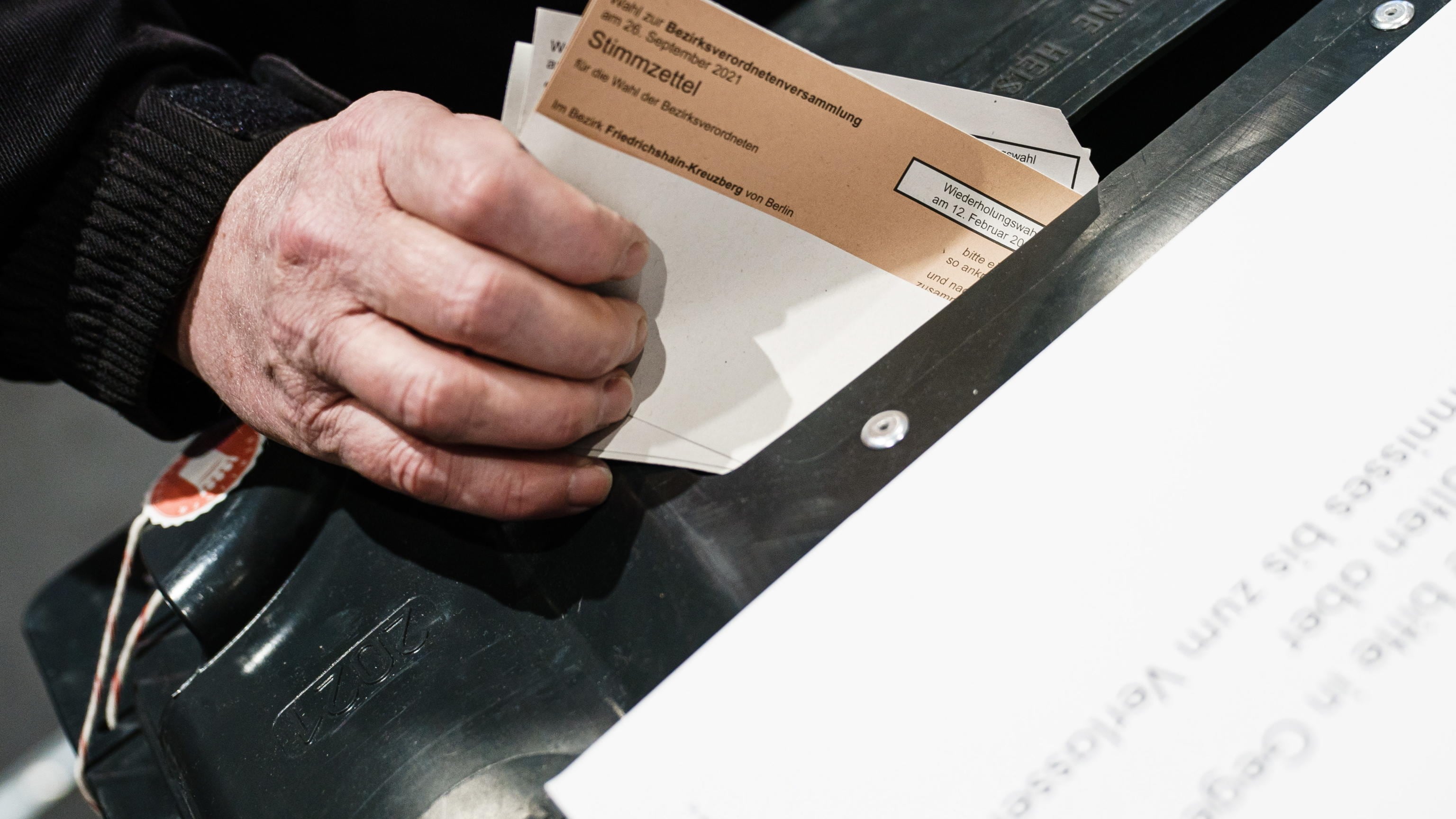 Da Berlino schiaffo a Scholz. Trionfo Cdu e sorpasso dei Verdi
