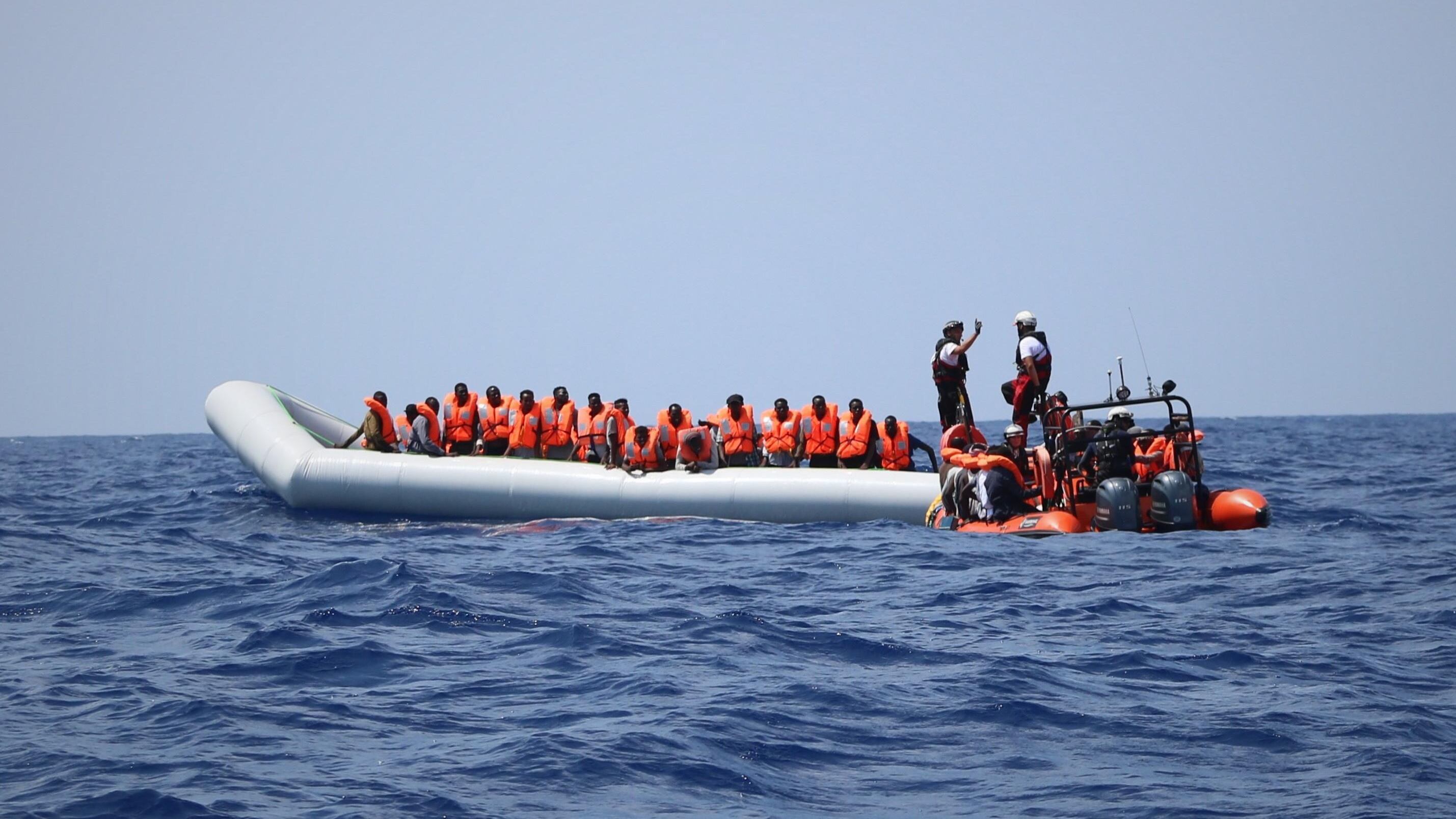 Altro record di sbarchi, ma le ong chiedono porti in Italia. Salvini: "Pd complice"