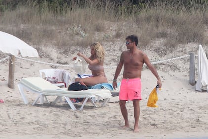 Valeria Marini, strip e bikini stellare a Formentera 26