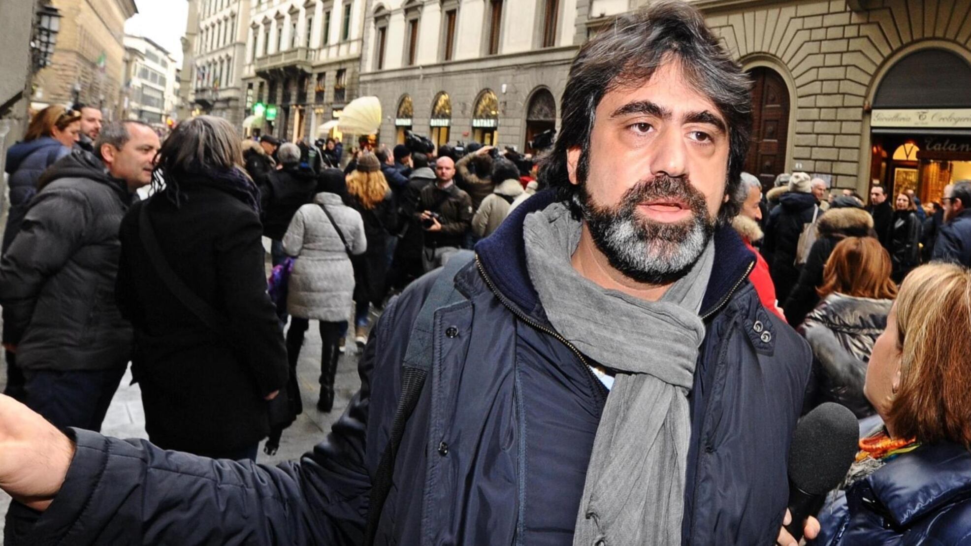 E intanto organizza le serate da mille euro