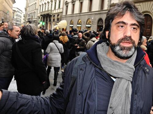 E intanto organizza le serate da mille euro