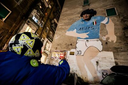 Napoli piange il suo mito Diego Armando Maradona 3
