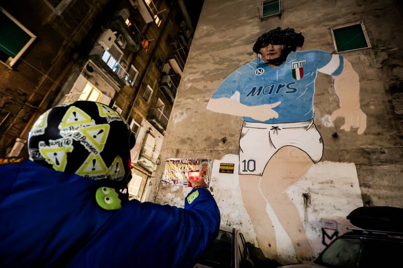 Napoli piange il suo mito Diego Armando Maradona 3