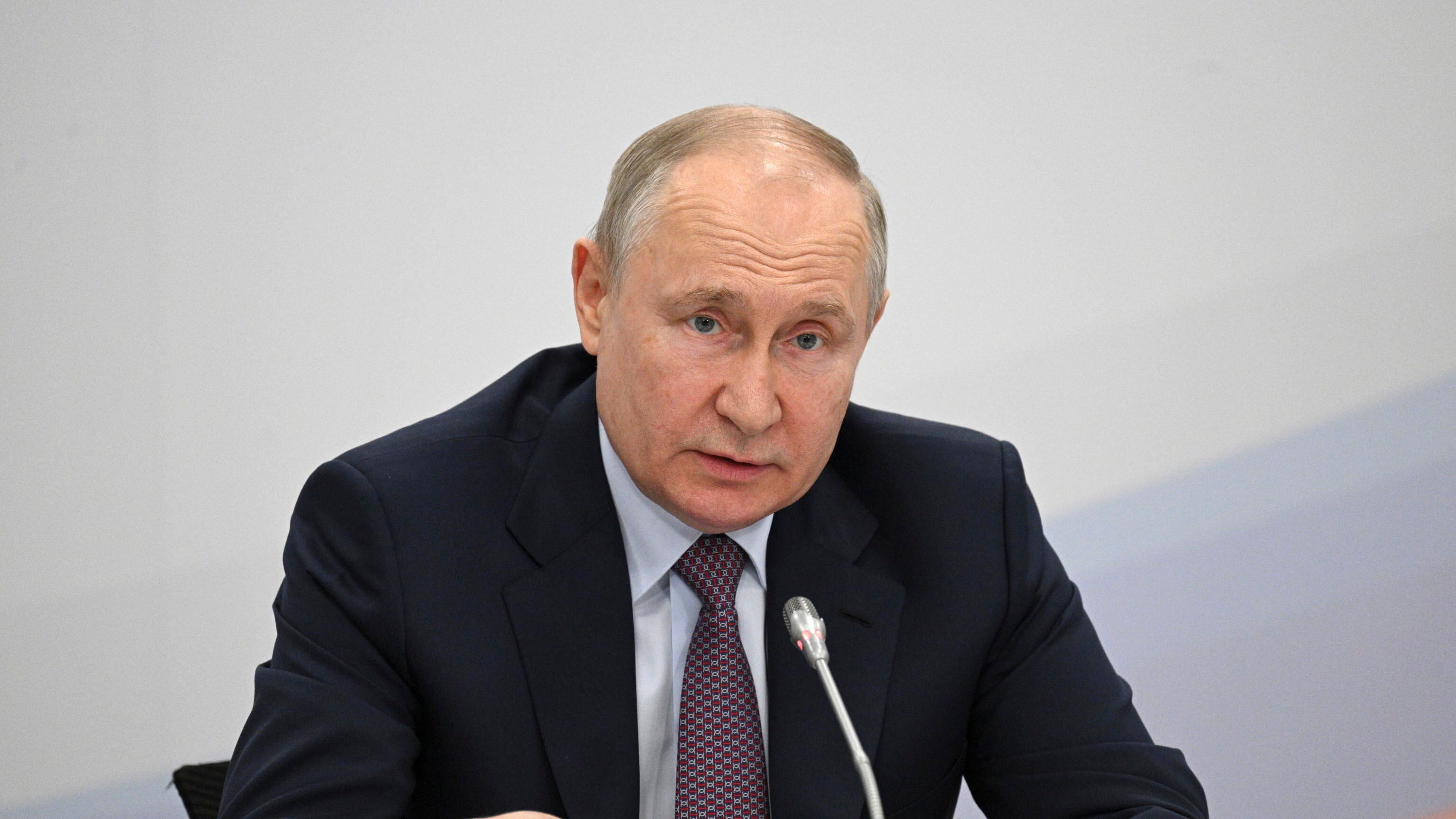 Putin ai Brics: grano, economia e guerra al dollaro