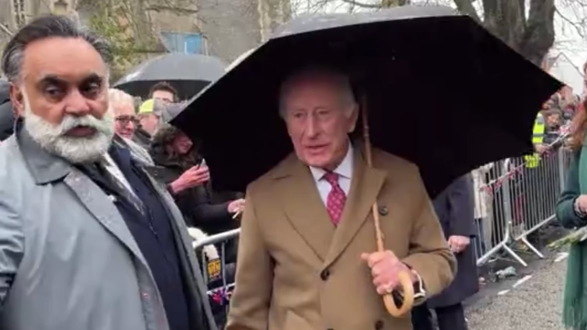 Re Carlo contestato per lo scandalo Epstein: proteste in pubblico e a Buckingham Palace