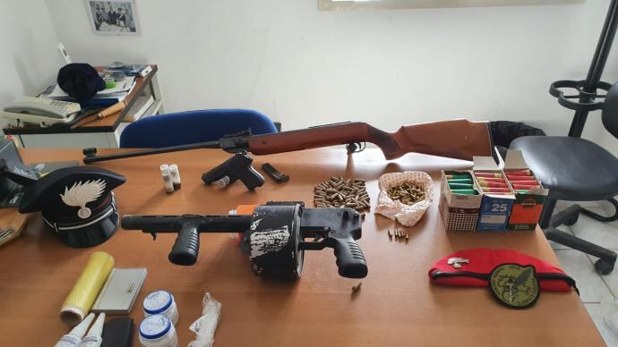 Armi e droga nascosti nell'ovile: arrestati due pastori