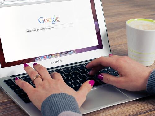 L'allarme del garante: "No alle foto dei figli sul web, pericolo di pedofilia"