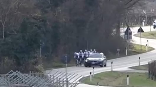 Spari da un’auto contro la squadra di Petacchi: ecco cosa è successo