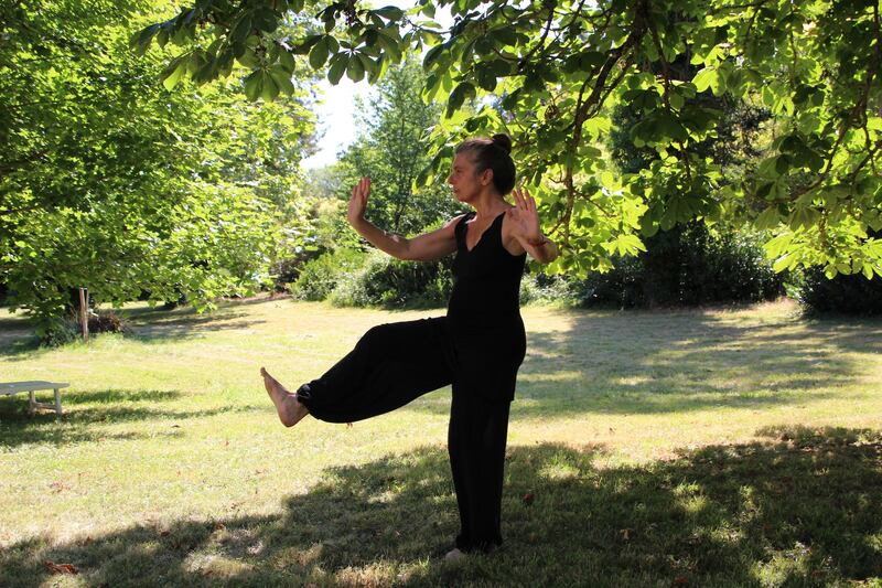 Donna over 60 che pratica Tai Chi