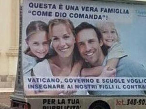 Cartellone contro i matrimoni gay davanti alla chiesa: "Questa è la famiglia come Dio comanda"