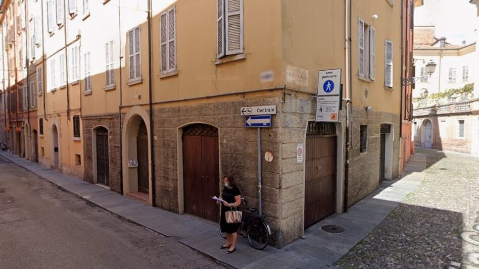 Modena, sacerdote accoltellato alla gola: è in condizioni critiche. Caccia al colpevole