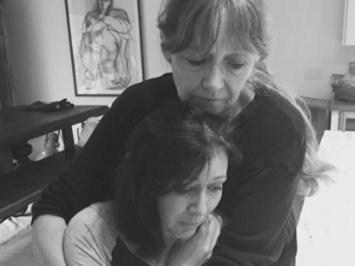 Il tumore di Brenda non molla: eccola in lacrime mentre si rasa i capelli