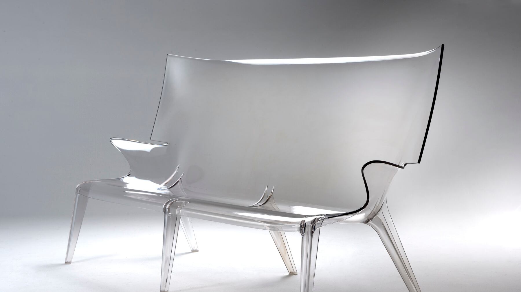 Kartell si colora d'oro e il divano diventa maxi
