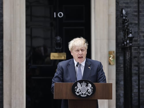 Boris Johnson si dimette: "Ma non avrei voluto". Affondato dalla fronda conservatrice