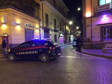 Sparano e colpiscono un innocente: i carabinieri sulla scena del crimine 11