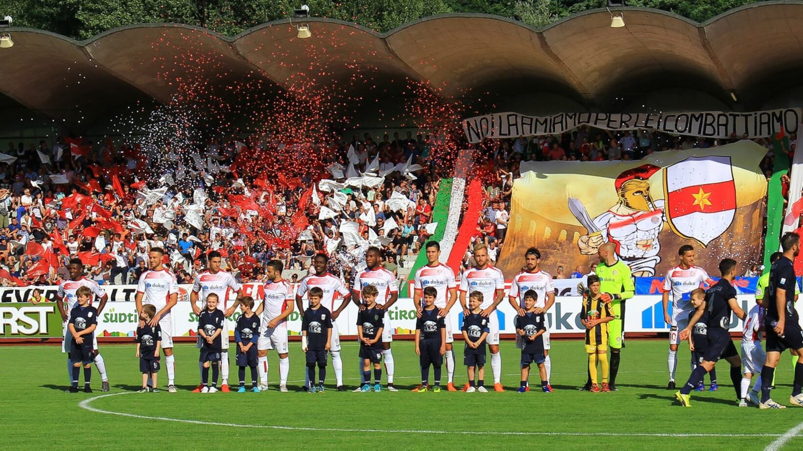 Fc Südtirol, clamorosa protesta dei tifosi: "Noi siamo l'Alto Adige"