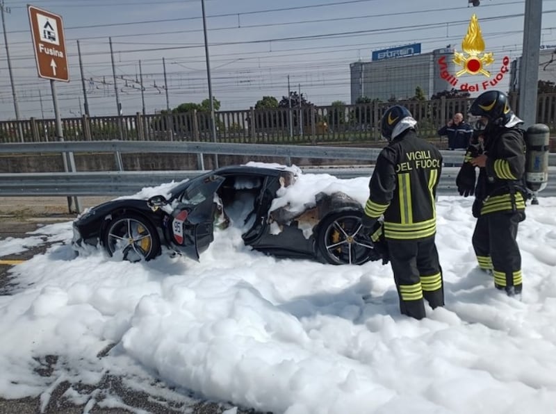Mestre, la Ferrari 296 GTS esplode e prende fuoco: le immagini choc 1