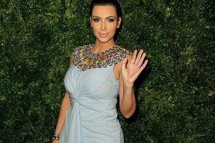 Kim Kardashian torna sui social con un seno esplosivo 11