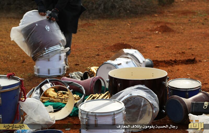 Siria, il rogo degli strumenti musicali 1