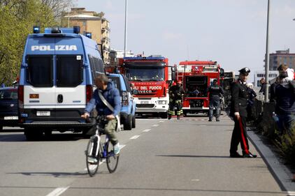 Dà fuoco a un autobus nel milanese: il rogo in strada 8