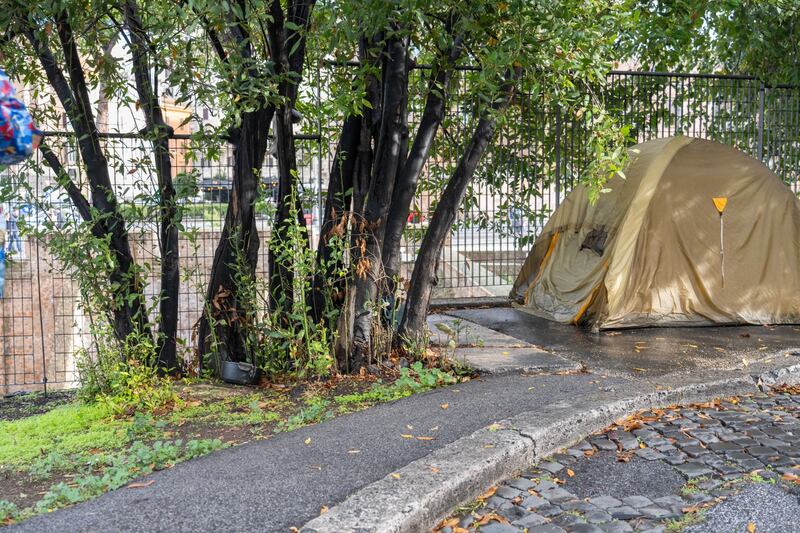 Roma, degrado vicino al Colosseo 1