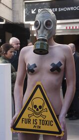 Milano, la protesta in topless contro le pellicce 2