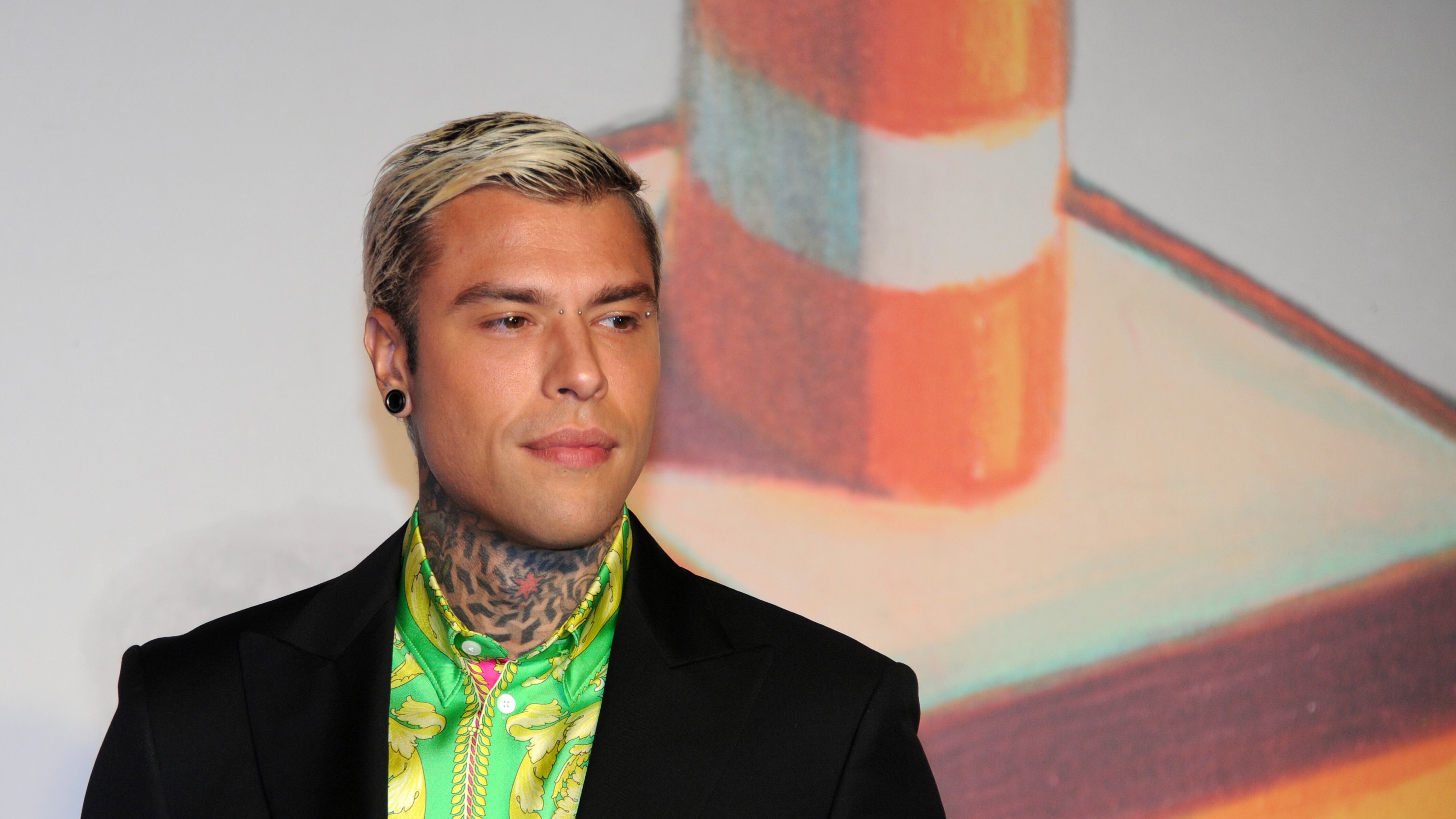 Fedez s'attacca all'antiberlusconismo per spingere il disco (e far soldi)