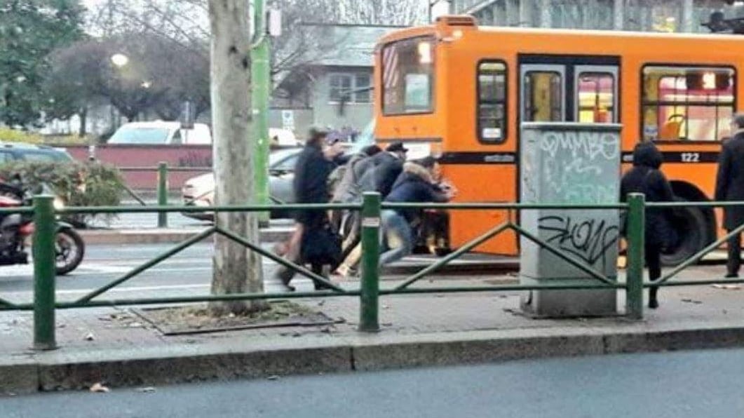 La 91 si ferma. E i passeggeri a spinta la riavviano