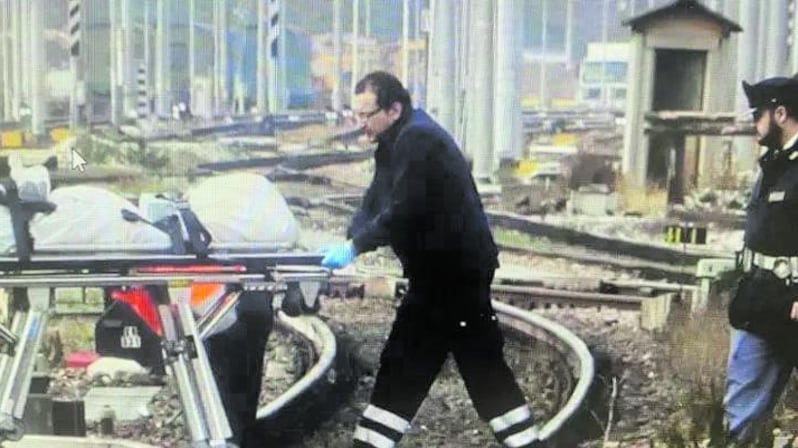La fuga sul tetto del treno. Muore folgorato a 19 anni