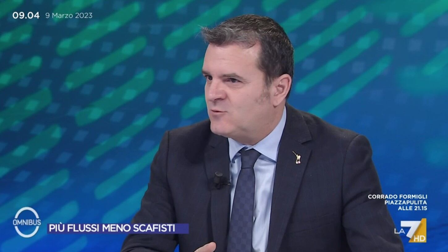 "Chi non entra regolare è clandestino". Centinaio stronca la sinistra